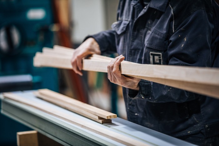 Man heeft hout vast